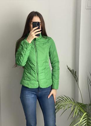 Яскрава куртка, красива зелена куртка, модна куртка