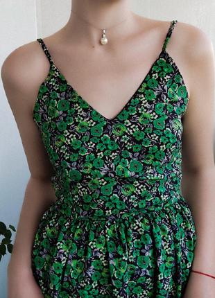 Зелена сукня на тонких бретелях у квітковий принт, зелений літній сарафан у квіти7 фото