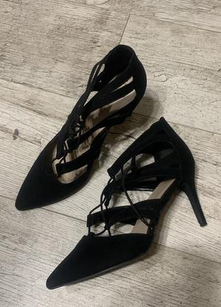 Босоніжки new look чорного кольору розмір 39