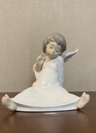 Фарфоровая статуэтка lladro «удивляющийся ангел».