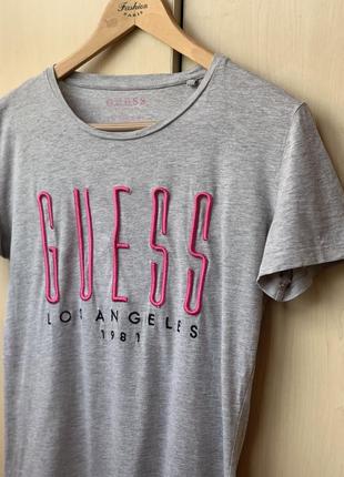 Базовая футболка в сером цвете от guess оригинал2 фото