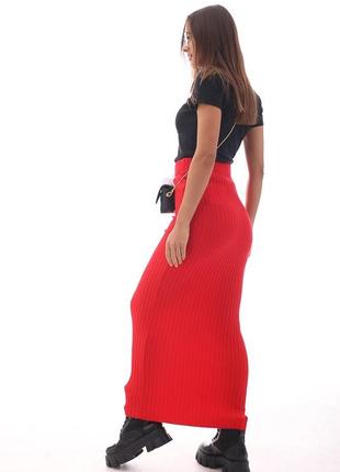 Длинная вязаная юбка-карандаш в рубчик красная5 фото