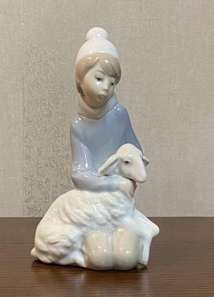 Фарфоровая статуэтка lladro «пастушок с ягненком».