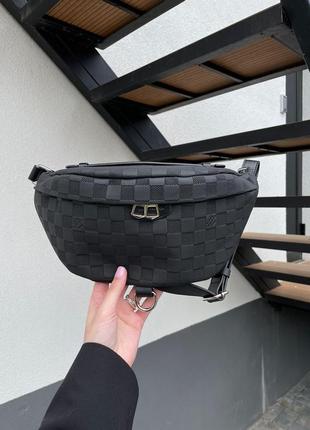 Сумка бананка у стилі louis vuitton discovery bumbag pm black chess7 фото