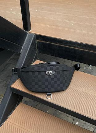 Сумка бананка у стилі louis vuitton discovery bumbag pm black chess4 фото