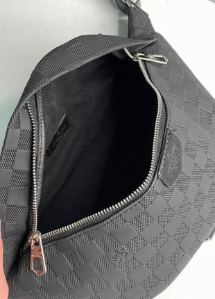 Сумка бананка у стилі louis vuitton discovery bumbag pm black chess6 фото