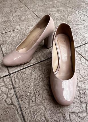 Лакові туфлі
