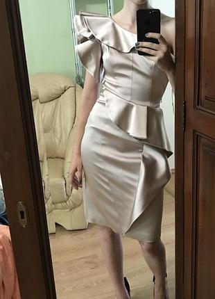 Karen millen нарядное атласное платье нюдового цвета ассиметричное коктейльное