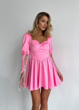 Нежное розовое платье мини с шнуровкой на рукавах