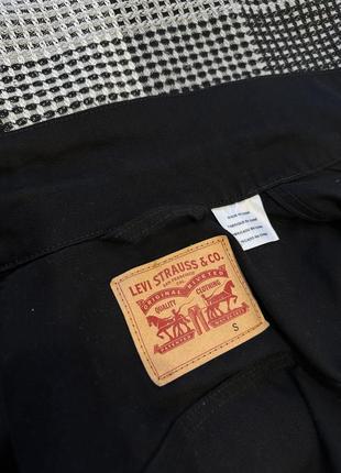 Levi's черная джинсовая куртка женская10 фото