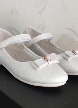 Туфли белые для девочки блестящие с бантиком4 фото