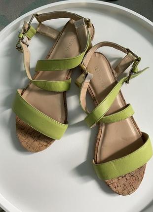 Кожаные босоножки на низком ходу зеленые
