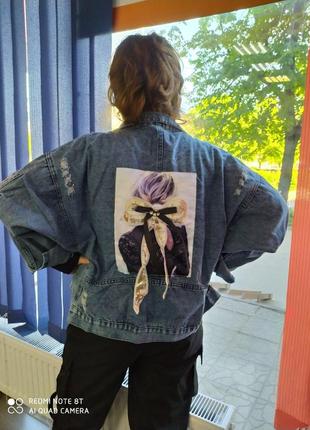 Джинсовая куртка оверсайз с потертостями и рисунком аппликацией на спине6 фото
