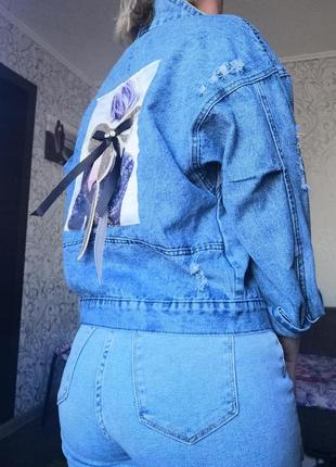 Джинсовая куртка оверсайз с потертостями и рисунком аппликацией на спине9 фото