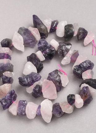 Бусины необработанный камень розовый кварц и аметист на нитке галотка d-12x20мм+- l-42см+-