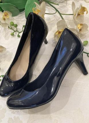 Лакові туфлі  m&s в мтилі zara clarks