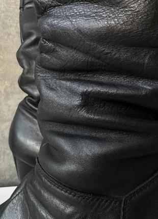 Шкіряні чорні чоботи до коліна на танкетці з хутром2 фото