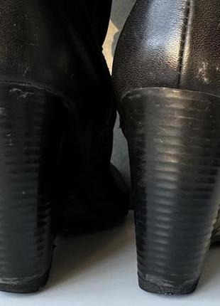 Шкіряні чорні чоботи до коліна на танкетці з хутром8 фото