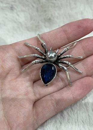 Оригинальный подарок девушке - стильная женская брошь "серебяный паук с синим кристаллом и жемчужиной"2 фото