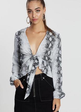 Блузка в зміїний принт фірми missguided
