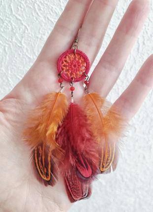 Авторские серьги "ловец снов" с перьями красно-оранжевые3 фото