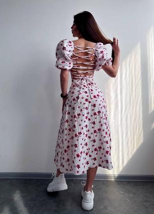Нежное муслиновое платье миди со шнуровкой и разрезом