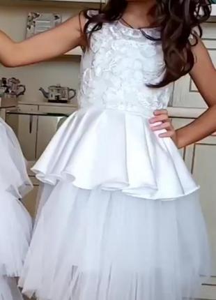 Ошатне білосніжне плаття для дівчинки