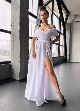 Нежное платье макси с открытыми плечами и разрезом