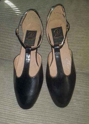 Чудові відкриті шкіряні туфлі  німецького бренду rampendahl 36,5-37 розмір (24 см)