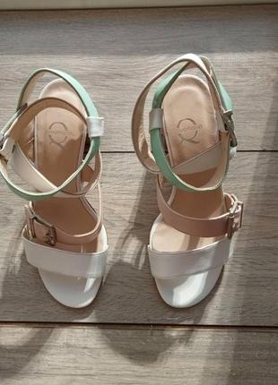 Босоніжки пастельні шкіряні