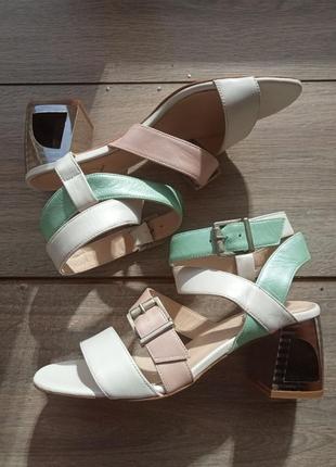 Босоніжки пастельні шкіряні