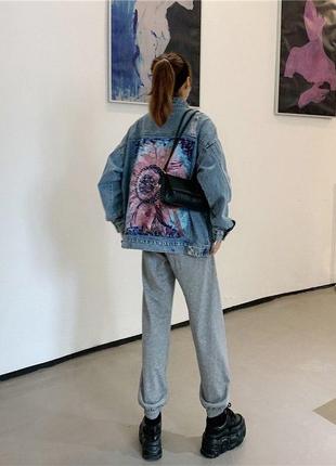 Жіноча блакитна джинсова куртка оверсайз з малюнком на спині7 фото