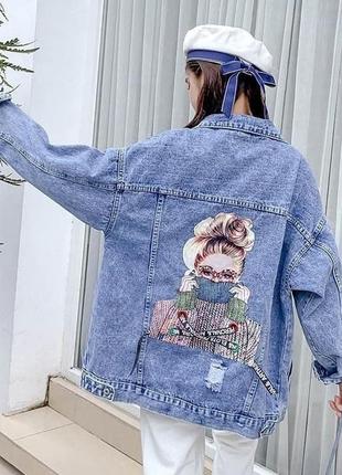 Удлиненная женская джинсовая куртка оверсайз с рисунком на спине