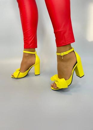 Жёлтые босоножки с натуральной кожи на удобном устойчивом каблуке