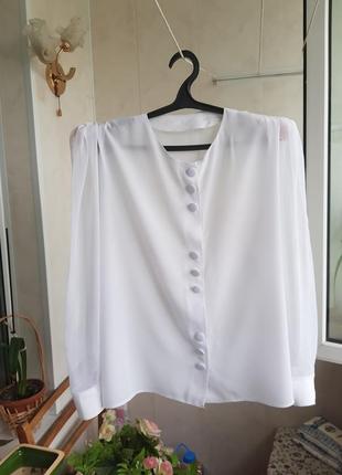 Элегантная белая блуза с прозрачными рукавами.