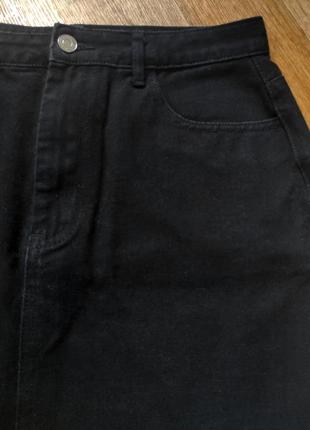 Базовая черная джинсовая мини юбка с необработанным низои3 фото
