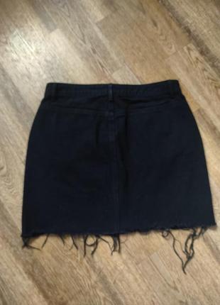 Базовая черная джинсовая мини юбка с необработанным низои5 фото