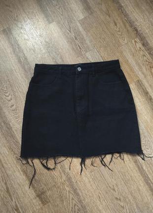 Базовая черная джинсовая мини юбка с необработанным низои2 фото