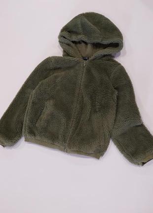 Короткая мягкая куртка тедди оливкового цвета kiabi на хлопковом подкладе 5-8 лет7 фото