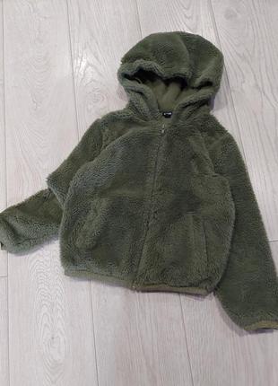 Короткая мягкая куртка тедди оливкового цвета kiabi на хлопковом подкладе 5-8 лет4 фото