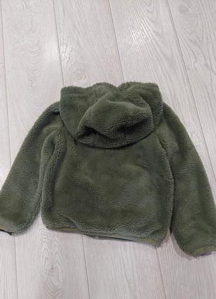Короткая мягкая куртка тедди оливкового цвета kiabi на хлопковом подкладе 5-8 лет5 фото