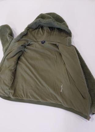 Короткая мягкая куртка тедди оливкового цвета kiabi на хлопковом подкладе 5-8 лет8 фото