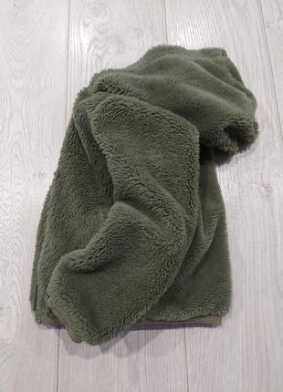 Короткая мягкая куртка тедди оливкового цвета kiabi на хлопковом подкладе 5-8 лет6 фото