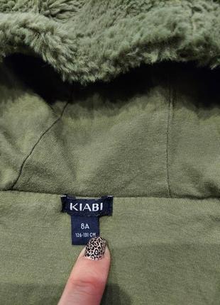 Короткая мягкая куртка тедди оливкового цвета kiabi на хлопковом подкладе 5-8 лет3 фото