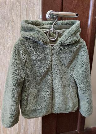 Короткая мягкая куртка тедди оливкового цвета kiabi на хлопковом подкладе 5-8 лет