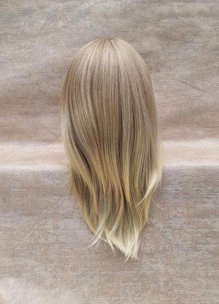 Перука під натуральну з термо волосся блонд середньої довжини світла термоперука5 фото