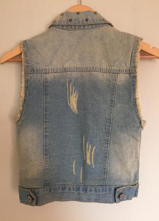 Стильная джинсовая безрукавка vera&lucy деним, с шипами xs/s жилетка2 фото