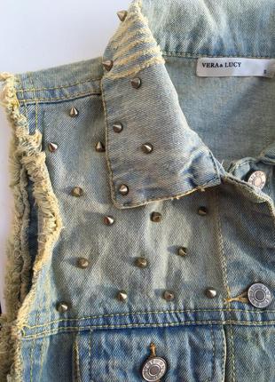 Стильная джинсовая безрукавка vera&lucy деним, с шипами xs/s жилетка3 фото