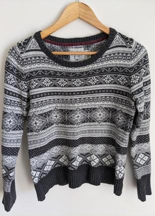Вязаный свитер с узорами1 фото