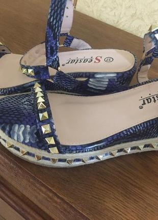 Босоніжки на танкетці